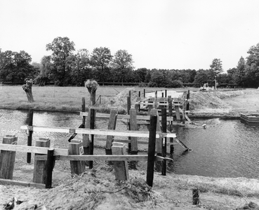 843320 Gezicht op de aanleg van een fietsbrug over de Kromme Rijn in het fietspad De Uithof-Bunnik.